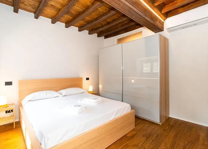 Stylish Quardilatero Romano Central Flat