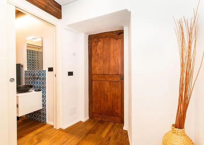 Stylish Quardilatero Romano Central Flat